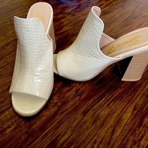 Seven7 White Crocodile Pattern Chunky Heel